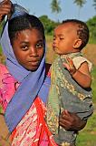 TANZANIA - Pemba Island - 138 Giovane donna con bimbo